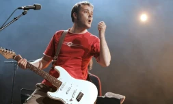 Mickaël Furnon, chanteur du groupe Mickey 3D en concert à Paris, le 8 juillet 2005