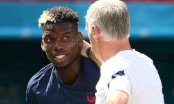 Paul Pogba écoute les consignes de Didier Deschamps lors de l'entraînement de l'équipe de France à Budapest le 18 juin 2021