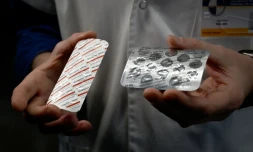 Deux plaquettes de médicaments: une de Nivaquine, qui contient de la chloroquine, et une de Plaqueril, qui contient de l'hydroxychloroquine, le 26 février 2020 à Marseille