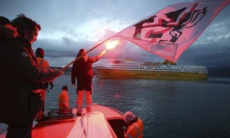 Des membres du Syndicat des travailleurs corses (STC) s'apprĂȘtent Ă bloquer l'accostage d'un ferry Ă Ajaccio, le 4 mars 2022