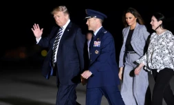 Le président américain Donald Trump et son épouse Melania arrivent dans la nuit du 10 mai sur la base militaire de St Andrews pour accueillir les trois Américains libérés par la Corée du Nord. 