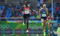Le Kényan Conseslus Kipruto vainqueur du 3000 m steeple aux JO de Rio, le 17 août 2016