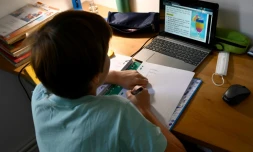 Un enfant fait son travail Ă distance Ă Marseille le 6 avril 2021
