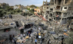 Un homme recouvre le corps d'une victimes tuées lors d'une frappe survenue le 24 décembre au soir sur le camp de réfugiés d'al-Maghazi (centre)