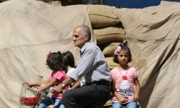 Un homme circule Ă bicyclette avec deux fillettes le 13 septembre 2016 Ă Qamishli au nord-est de la Syrie