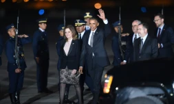 Le président américain Barack Obama et la vice-présidente du Pérou Mercedes Araoz sur le tarmac, à Lima le 19 novembre 2016