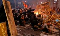 Des manifestants dressent des barricades lors de heurts avec les forces de l'ordre, Ă Barcelone le 18 octobre 2019