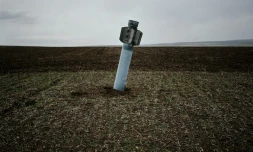 Photo du 7 avril 2015 d'un missile non explosé dans un champ près du village de Dmitrivka en Ukraine
