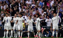 La star du Real Cristiano Ronaldo partage sa joie avec ses coéquipiers après son premier but contre l'Atlético Madrid, le 2 mai 2017 à Bernabeu