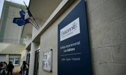 L'entrĂ©e du collĂšge Les Sablons Ă Viry-ChĂątillon, en Essonne, oĂč Ă©tait scolarisĂ© un adolescent passĂ© Ă tabac, qui a succombĂ© Ă ses blessures le 5 avril 2024