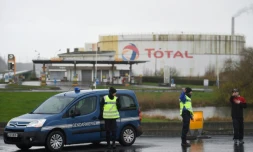 Des gendarmes devant la raffinerie Total de Gonfreville-l'Orcher, près du Havre, après un incendie qui s'est décalré dans la nuit, le 14 décembre 2019