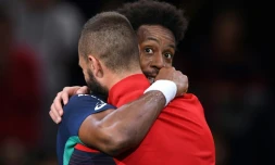 Le Français Gaël Monfils congratule son compatriote Benoßt Paire aprÚs l'avoir battu au 2e tour du Masters 1000 de Paris, le 30 octobre 2019