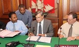 Mardi 1er septembre 2009 Signature de la convention entre la BNP Paribas et la mission intercommunale de l'Ouest dans le cadre du dispositif &quot;Contrat d'autonomie&quot; (photo: Thomas Vitry)