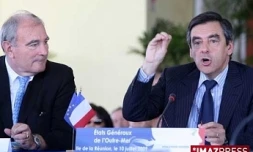 le préfet hors cadre Paul Girot de Langlade (à gauche) aux côtés du Premier ministre François Fillon lors de la clôture des états généraux de l'outremer le 10 juillet 2009