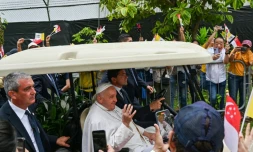 Le pape François salue les fidèles catholiques à son arrivée à Changi Jurassic Mile à Singapour, le 11 septembre 2024