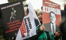 Des partisans du maire d'Istanbul emprisonné, Ekrem Imamoglu, manifestent devant le tribunal de Silivri où il comparaît dans une affaire de corruption, le 9 mars 2026 à Istanbul