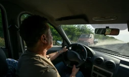 Le médecin Jorj Cristea au volant de sa vieille Dacia, sur la route pour se rendre au village de Chilia Veche, le 9 juin 2023 en Roumanie