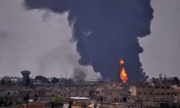 De la fumée s'élève de la ville syrienne de Hasakeh après un bombardement du groupe Etat islamique, le 28 juin 2015