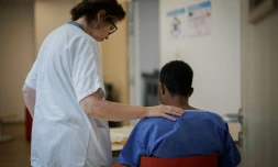 Une aide-soignante encourage un patient pour qu'il s'alimente en salle des repas du Centre renforcé d'urgences psychiatriques de l'hôpital Delafontaine à Saint-Denis en Seine-Saint-Denis le 17 juin 2026