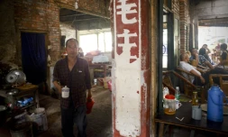 Un serveur de la célèbre maison de thé de Chengdu apporte le thé à un client, le 9 septembre  2016 à l'aube