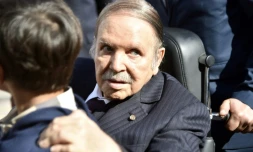 Photo d'archives du président algérien Abdelaziz Bouteflika dans un bureau de vote le 23 novembre 2017 à Alger pour les élections locales 