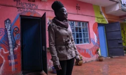 Elizabeth Waithera devabt le centre dédié aux enfants atteints de handicap, le 8 septembre 2020 dans le bidonville de Mathare, à Nairobi, au Kenya