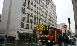 Un camion de pompiers prĂšs d'un immeuble rĂ©sidentiel oĂč s'est dĂ©clarĂ© un incendie, le 20 octobre 2025 Ă Lyon, dans le RhĂŽne