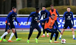 L'équipe de France avec ses jeunes, dont Ousmane Dembélé, Presnel Kimpembe et Kylian Mbappé lors d'un entraînement à Clairefontaine, le 21 mars 2017