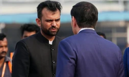 Le secrétaire d'Etat américain Marco Rubio (de dos) est accueilli par Avadh Singhal (à gauche), chef du protocole de l'Etat du Bengale occidental, à l'aéroport international Netaji Subhash Chandra Bose de Calcutta, en Inde, le 23 mai 2026