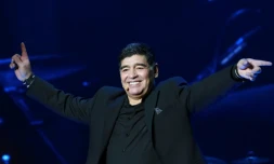 Diego Maradona salue le public sur scĂšne, le 5 juillet 2017 sur la Piazza del Plebiscito Ă Naples