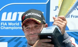Sébastien Loeb brandit son trophée, lors du Grand Prix de France WTCC, le 28 juin 2015 au Castellet