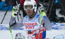 Le skieur français Johan Clarey se tourne vers le ciel en mémoire de son coéquipier David Poisson, le 25 novembre 2017 à Lake Louise