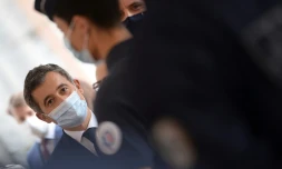 Le ministre de l'Intérieur français Gérald Darmanin (g) parle à de jeunes recrues de la police au commissariat de Rennes, le 1er octobre 2021