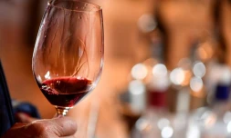 Les Français champions du monde de dégustation de vin à l'aveugle lors d'une compétition, organisée pour la 7ème année consécutive par la Revue des vins de France, dans une salle du célèbre château de Chambord