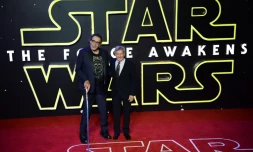 Peter Mayhew (gauche), qui incarnait le personnage de Chewbacca, aux côtés de l'acteur américain Harrison Ford qui joue Han Solo dans la saga Star Wars, le 16 décembre 2015, pour la présentation à Londres du "Réveil de la Force"