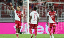 L'attaquant allemand de l'AS Monaco Paris Brunner (gauche) célÚbre son deuxiÚme but contre Monaco dans le choc de la 2e journée de Ligue 1 au stade Louis-II de Monaco le 30 août 2026