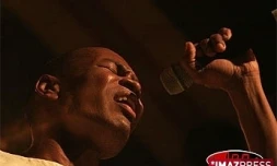 Le chanteur réunionnais Davy Sicard