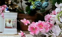 Une bougie Ă l'effigie du pape François, le 9 juin 2023 Ă l'entrĂ©e de l'hĂŽpital Gemilli de Rome oĂč il est admis