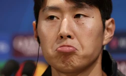 Le milieu du Paris Saint-Germain Lee Kang-in en conférence de presse avant le match de Ligue des champions contre le PSV Eindhoven, le 21 octobre au Campus PSG à Poissy.