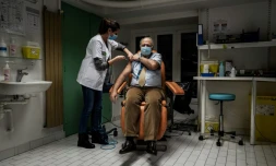 Injection du vaccin Pfizer-BioNTech Ă un soignant Ă l'hĂŽpital de la Croix Rousse Ă Lyon, en France, le 6 janvier 2021