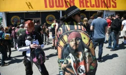 Des fans du groupe de hard rock américain Guns N' Roses à la recherche d'un billet pour le concert surprise que donne le groupe à Los Angeles le 1er avril 2016