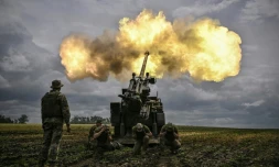 Des soldats ukrainiens tirent avec un canon Caesar sur des positions russes dans la région du Donbass, le 15 juin 2022 dans l'est de l'Ukraine