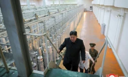 Photo non datée, publiée par l'agence de presse officielle nord-coréenne KCNA le 13 septembre 2024, montrant le leader de la Corée du Nord Kim Jong Un en train de visiter un site d'enrichissement d'uranium, dans un lieu non précisé en Corée du Nord