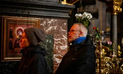 Les Américains John et Natasha Sennett prient à la messe du matin de la cathédrale Saint-Vladimir de Kiev, le 5 mars 2022