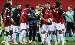 Les Niçois peuvent fĂȘter leur succĂšs contre Nantes, grĂące Ă un but tardif de Khephren Thuram (Ă droite) Ă l'Allianz Riviera, le 14 janvier 2022