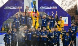 La joie du gardien slovène de l'Inter Milan, Samir Handanovic, et de ses coéquipiers, après avoir remporté la finale de la Supercoupe d'Italie face à la Juventus Turin, le 12 janvier 2022 au Stade San Siro
