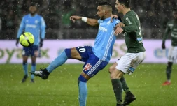Le Marseillais Dimitri Payet contrÎle devant le Stéphanois Vincent Pajot, le 9 février 2018 à Saint-Etienne