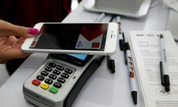 Démonstration d'un paiement sans contact avec la solution Apple Pay du groupe américain à San Francisco le 20 octobre 2014
