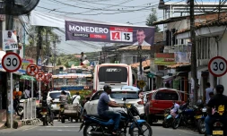 Bannières électorales dans la ville de Caloto, dans le département de Cauca, le 7 mars 2026, à la veille des législatives en Colombie
