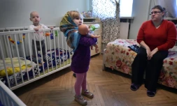 Anna Kuzeva, une jeune femme russe de 33 ans avec ses deux enfants Ilya et Antonina au foyer "La maison des Mères", le 30 novembre 2016 à Moscou